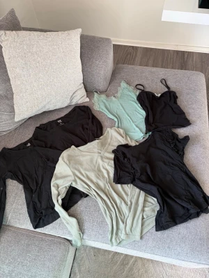 🐢Klädpaket XS/S – 6 toppar & linnen 🐢 - Säljer ett fint klädpaket med 6 toppar i storlek XS/S. Alla plagg utom ett är XS, och det sista är märkt M men sitter mer som en S enligt mig.  ✨ Paketet innehåller: 🎩 2 svarta långärmade bastoppar ♠️ 1 svart topp med volangdetaljer 🕷️ 1 svart linne 🍏 1 mintgrönt ribbat spetslinne 🥝 1 ribbad långärmad topp i beige/grön nyans  Plagg från bl.a Lager 157, New Yorker & Zara🐢   💌 Jag säljer gärna plaggen separat vid intresse, så det är bara att skriva om du är intresserad av något enskilt plagg!