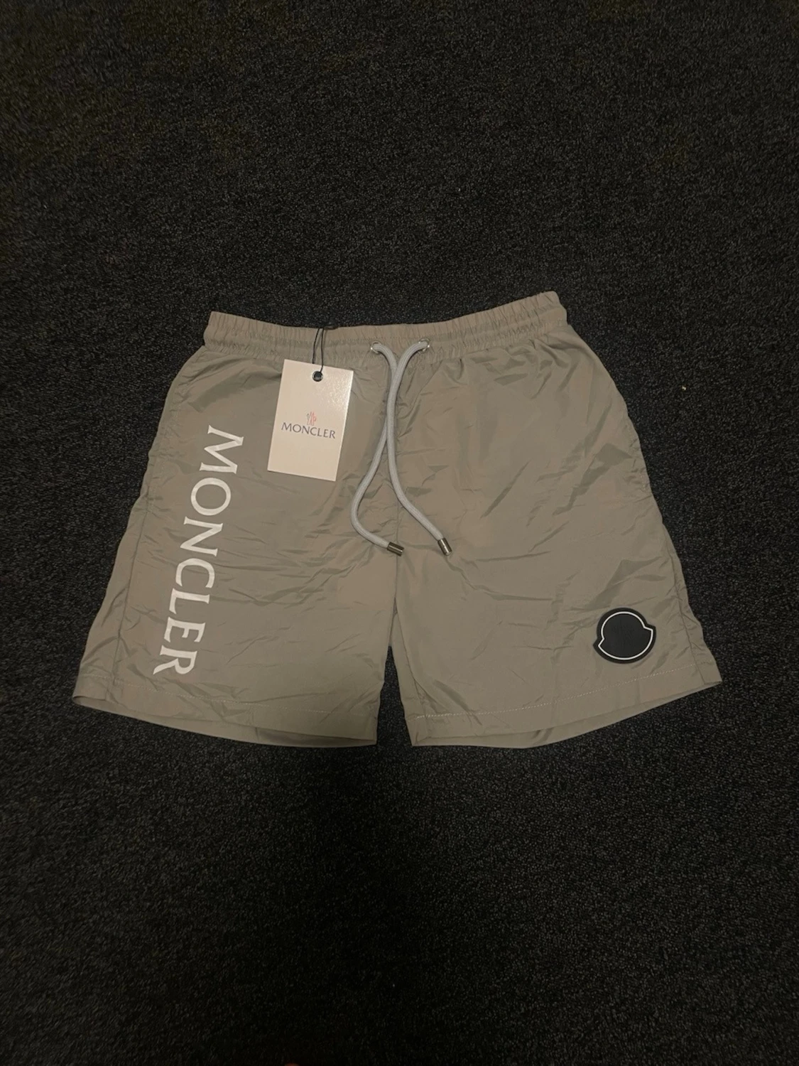 Beige Moncler shorts med snörning