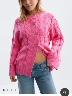 chunky knitted cable cardiga! BYTE  - Super fin färg! Köpt på Vinted men aldrig använt! Jag skulle vilja byta den mot en i samma färg fast i xs man kan även köpa den och inte byta! 