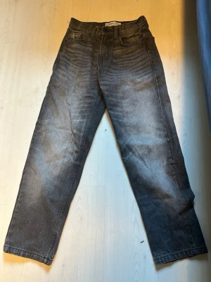 Svarta raka jeans från Black Squad - Säljer ett par svarta jeans med rak passform. Det står det är en Baggy fit fast skulle vilja säga dom är mer slim och raka. Size w27 L30 (köp i instabox helst)