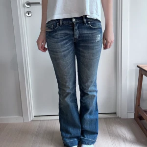 Dieseljeans  - Super najs dieseljeans som är lågmidjade och bootcut. Har en liten slitning på insidan men absolut inget hål. Skriv om du vill ha närmare bilder. Midjemått rakt över: 40cm Innebenslängden: 80cm. Säljer då de har blivit för korta för mig