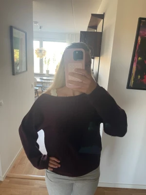 Mörklila oversized stickad tröja ♥️ - Mysig oversized stickad tröja i mörklila färg med bred halsringning. Tröjan har långa ärmar och en avslappnad passform, perfekt för lager på lager. Passar dig som gillar en enkel men trendig look.