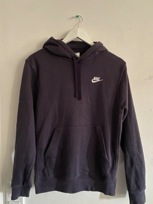 Mörklila Nike set - Säljer ett mörklila set från Nike med hoodie och matchande byxor. Fint skick, kläderna har använts 1-2 ggr.