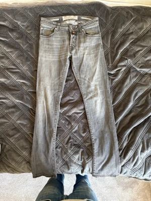Jacob Cohën W31 - Riktigt feta gråa Jacob Cohën jeans med ursnygg patch. Jeansen är i fint skick och har bara en minidefekt i skrevet som inte syns överhuvudtaget vid användning.   Modell: 620 Comfort. Mått: ca 39 i midjan och 105 cm i längd.  Bara o höra av er vid minsta fundering🙌