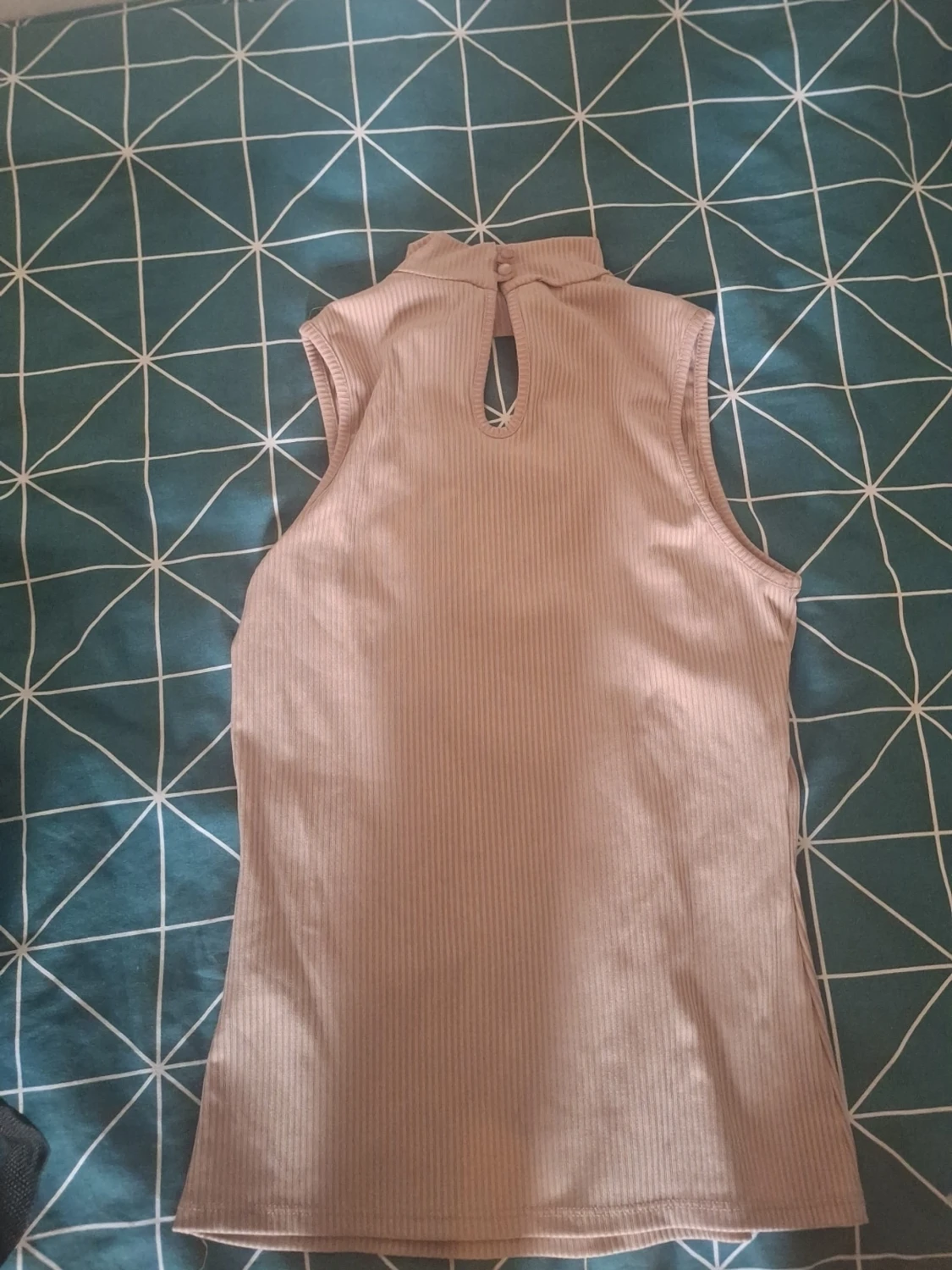 Beige ribbad ärmlös topp med hög krage - 1