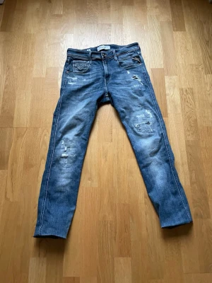 Replay jeans - Säljer Replay jeans med tvär snygga slitningar, jeansen är tyvärr upp klippta och vikta upp till storlek 28 30 annars bra skick