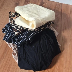 Klädpaket - Nya shorts från Only. Kjol från Gina Tricot. Leopardmönstrad kjol från Shein. Klänningar från NLY Trend. Klänning från Calvin Klein. Allt för 100 kr.