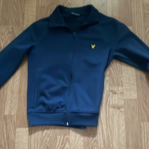 Lyle & scott  - Tjenare säljer nu denna fetta tröjan för ett bra pris i good stick för fler frågor eller funderingar är det bara att höra av dig via dm pris går att diskuteras.