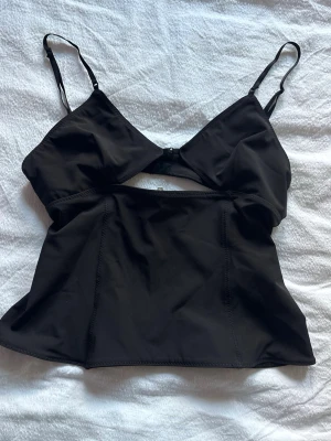 Festtopp Zara - Snygg festtopp från zara med urringning och knäppe o dragkedja där bak. Knappt använd