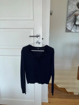 Mörkblå kofta från Uniqlo XS - Snygg och enkel mörkblå kofta från Uniqlo i storlek XS. Koftan har långa ärmar, rund halsringning och stängs med knappar framtill. Perfekt att slänga över en t-shirt eller klänning för en stilren look. skitsnygga , kom gärna med bud och frågor ❤️