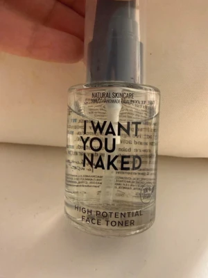 I Want You Naked Face Toner - Transparent ansiktstoner i pumpflaska från I Want You Naked. Flaskan är gjord av glas med svart pump och genomskinligt lock. produkten är 100% vegansk. Perfekt för dig som vill ha en fräsch och naturlig hudvårdsrutin. Testat en gång 