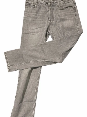 Jack & Jones grå jeans W28 L30 – Washed Denim - Snygga gråtvättade jeans från Jack & Jones i storlek W28 L30. Väldigt fin washed grå denim med en clean, lätt vintageinspirerad look. Enkel modell att styla med allt från hoodie och sneakers till stickat och boots.  Bra skick enligt bilder. • Jack & Jones • W28 L30 • Grå / washed denim • Snygg vardagsmodell  Skickar snabbt 📦 Hör gärna av dig för mått eller fler bilder!
