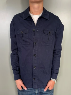 Blå overshirt - Strl - L | Skick - 10/10 | Nypris - ca 1500kr | Vid minsta lilla fundering är det bara att höra av sig!
