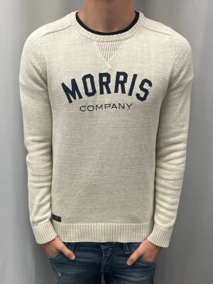 Morris stickad tröja - Bra skick, en liten defekt på bröstet då det är en liten fläck, inget man ser på längre håll och går säkert att ta bort om man har något bra medel. Modellen är 185 cm och väger ca 76 lag och den sitter för litet.