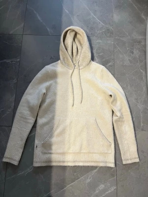 Paul Taylor vit stickad hoodie - Säljer den här sjukt snygga stickade hoodien från de italienska märket Paul Taylor! Den är i super bra skick förutom att den är nopprig. Nypris är ca 2500kr, denna modellen säljs ej längre! Skriv vid minsta fråga/fundering🙌🏼