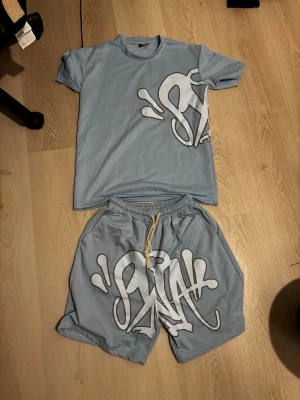 Blått set  - Säljer ett ljusblått set med t-shirt och shorts. 