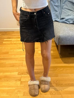 Svart jeanskjol Levis - Säljer denna svarta jeanskjol från Levis. Storlek 26. Endast använd fåtal gånger och är i super fint skick. 200 kr + frakt! Vid fler frågor, etc skriv privat 🙌🏼☀️💐✨🌸