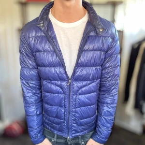 Moncler acorus jacka - Ok skick, använd och märkbart så. Nypris ca 10 000kr. Passar dig som är 175-185cm ungefär. Modellen är 185 cm, 75 kg. Alltid billigare pris vid köp av flera varor‼️🙌Svarar alltid på frågor eller funderingar!  