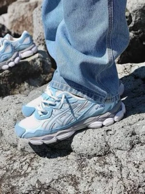 Nya Asics sneakers i blått och vitt - Snygga Asics sneakers i ljusblått och vitt med mesh och mockadetaljer. Skorna har en sportig siluett, vita snören och en chunky vit sula med grå inslag. Perfekta för dig som gillar streetwear och vill ha en fräsch look till vardags.