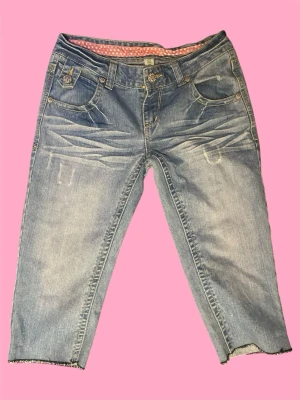 Söta capris💖 - Söta capris med knappar på bakfickorna och rosa polka dott tyg innuti fickorna och där uppe💖 längd:66cm, innerbenslängd: 44cm, midjan: 36x2, 