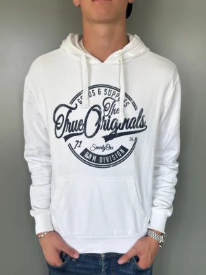 Vit Hoodie Med tryck - Strl - L | Skick - 10/10 | Nypris - ca 800kr | Vid minsta lilla fundering är det bara att höra av sig!