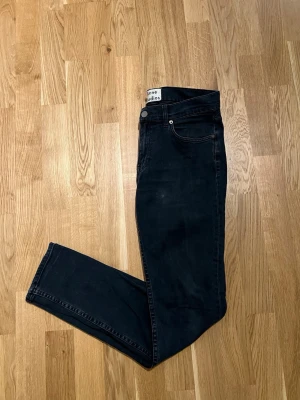 Acne Jeans - Storlek 31/32 - Acne Studios Jeans, Passformen är Slim-Fit. Plagget är Nyskick, förekommer inga defekter. Storlek Waist 31 / Lenght 32. Hör av dig vid intresse/frågor. PRIS KAN DISKUTERAS!
