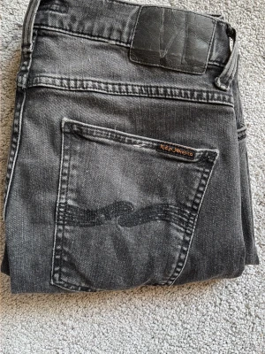 Nudie Jeans - Säljer ett par svarta jeans från Nudie i modellen lean Dean. Jeansen är storlek W30 och i fint skick!