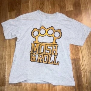 Rare drop dead t-shirt (2006) Mosh & Roll - rare t-shirt från drop dead  'Mosh & Roll' vintage tröja från Oliver Scott Sykes, mest känd som huvudsångaren och huvudförfattaren i rockbandet Bring Me The Horizion. Han grundade också Klädföretaget Drop Dead som var rätt populärt förr och är till en viss del idag också. 