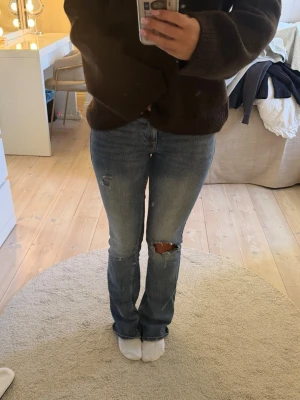 Bootcut jeans - Säljer dessa jeans jag själv har klippt i, de är från bershka i mycket bra skick!! Skriv om du undrar något 