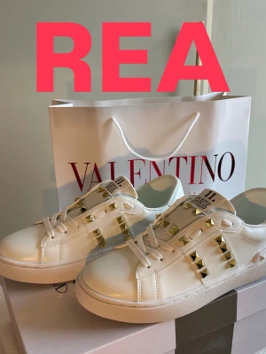 REA!!! Valentino sneakers - Endast 999 Tom 30/8. Säljer valentino garavani skor, rockstud 11 med guld färgade nitar. Väldigt fina och passar till de mesta, sommar skor som passar perfekt nu till sommaren, allt medföljer som på bild. Box och påse. Va snabb me beställningar, alla storlekar finns inne, för frågar är det bara att höra av sig🥰