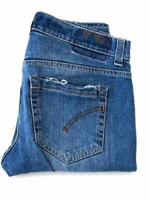 Blå Dondup jeans - Ett par blå Dondup jeans med raka ben och slitningar vid knäna samt snygga tvättningar. Klassisk femficksmodell med kontrastsömmar och en cool detalj på bakfickan. Tillverkade i denim med en avslappnad vibe.
