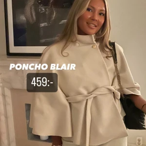Beige poncho med bälte och hög krage - Säljer en helt ny beige poncho som aldrig är använd.💕one size