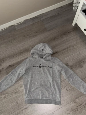 Grå hoodie från Sail Racing - Grå sail racing tröja. Den är i väldigt bra skick. Inga skador eller hål. Priset kan diskuters!