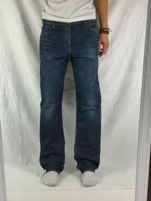 Dobber Bootcut - Snygga Dobber bootcut jeans. W33. Mycket bra skick. Midja 44cm, längd 108cm, lår 28cm. Skriv vid finderingar.