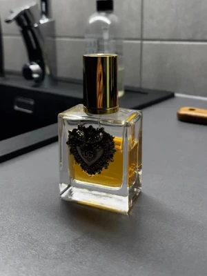 D&G Devotion  - Säljer min Dolce & Gabbana Devotion 50 ml. Se bild för mängd kvar. Världens godaste vanilj/citron doft 🍦🍋!!
