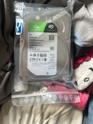 Seagate Barracuda 8TB hårddisk - Säljer en Seagate Barracuda 8TB intern hårddisk, perfekt för dig som behöver mycket lagringsutrymme till datorn. Hårddisken är silverfärgad med etikett i grönt och svart, och ansluts via SATA. Passar utmärkt för gaming, lagring av filmer eller backup.