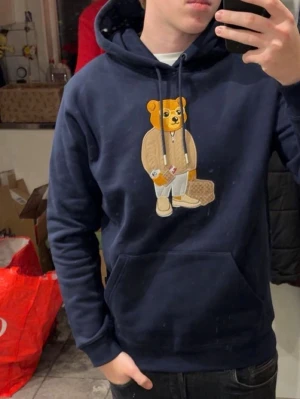 Baron filou hoodie - Hejsan, säljer nu denna sjukt stilrena och snygga hoodien från baron filou, den är inte jätteanvänd och är väl omhändetagen nypris 1300kr. För fler frågor eller mera kan du bara skicka ett meddelande så svarar jag inom 1 timma!😁🤝