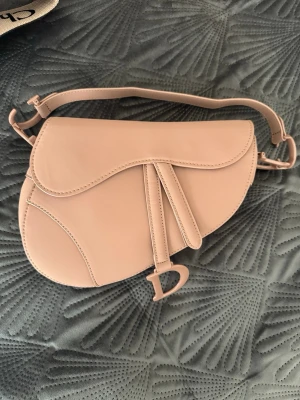 Väska pulver rosa  - Underbart färg och såå fint CD väska. Medium size.