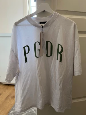 Vit oversized t-shirt med PGDR-tryck - Helt oanvänd tröja från pegador, storlek s men är oversized och stor i storleken