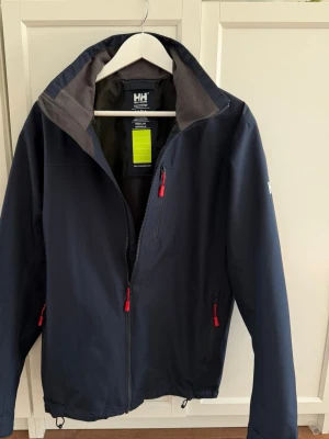  Helly Hansen Seglarjacka - Seglarjacka från Helly Hansen i storlek M. Använd fåtal gånger därmed i perfekt skick! Nypris: 2000