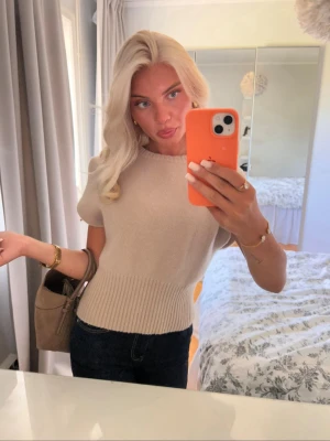 Beige stickad topp med kort ärm - Jättefin och trendig topp från Zara!! Utgången. Strl M