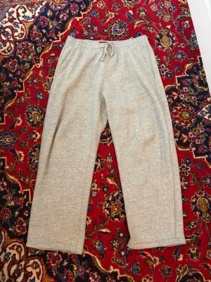 Grå mjukisbyxor Abercrombie & Fitch - Säljer ett par grå mjukisbyxor från Abercrombie & Fitch i storlek M. Byxorna har dragsko i midjan, raka ben och är tillverkade i ett mjukt och skönt material. Perfekta för chill dagar hemma eller när du vill vara extra bekväm.