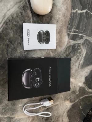 Trådlösa hörlurar  - Säljer ett par helt nya trådlösa hörlurar. De sitter bekvämt utanpå örat och ger 4–5 timmars batteritid. Kompletta i ask med etui, laddkabel och manual. Skicka ett DM vid intresse! 😃 