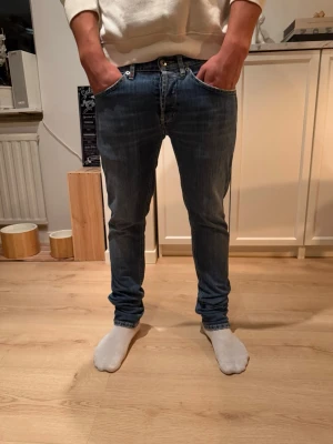 Dondup george  - Dondup jeans george storlek 32 ny pris 4000  har mått vid midja och längd. Hör av dig vid frågor?