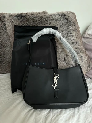 Svart axelväska från Saint Laurent - Helt ny🤍