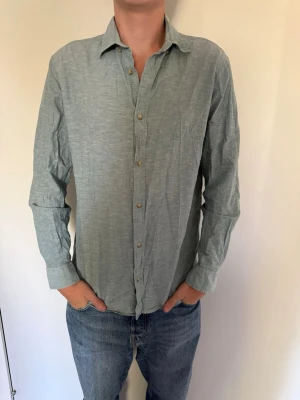 Turkos linneskjorta från Jack & Jones - Snygg turkos skjorta i linne från Jack & Jones. Skjortan har klassisk krage, knappar framtill och långa ärmar med knapp vid manschetten. Knappt använd. Hör av dig om du har några frågor eller vill ha fler bilder. Pris kan diskuteras! 