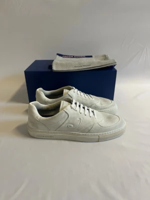 Jacob Cohën Skor | storlek 43 - Tja! Säljer dessa HELT NYA Vita Jacob Cohën skor, perfekta nu till hösten!                            -storlek: 43 - pris: 2299kr.                                          - allt OG tillkommer!   Hör gärna av er vid intresse eller frågor!  Priset är inte hugget i stenen! 