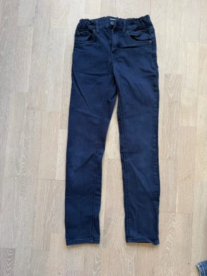 Mörkblå raka jeans - Snygga mörkblå jeans med rak passform och klassisk femficksdesign. Jeansen har normal midja och bälteshällor. Perfekta till en avslappnad stil och passar till det mesta. Materialet känns mjukt och stretchigt.