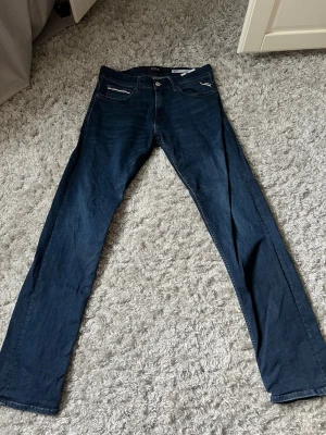 Replay jeans straghit fit grover  - Snygga mörkblå jeans från Replay med straight fit. Klassisk femficksmodell och normal midja. Jeansen har en stilren look och passar perfekt till en avslappnad vardagsstil. Tillverkade i mjukt denimtyg för skön känsla. W30 L32