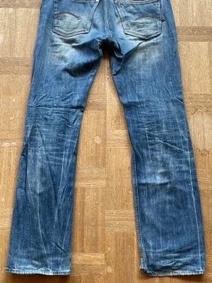 G-star jeans - Säljer dessa G-star jeans i modell GS RAW 01. De har en rak passform. Jeansen har en frän dragkedja på höger bakficka och en snygg tvätt. Kom gärna med frågor!
